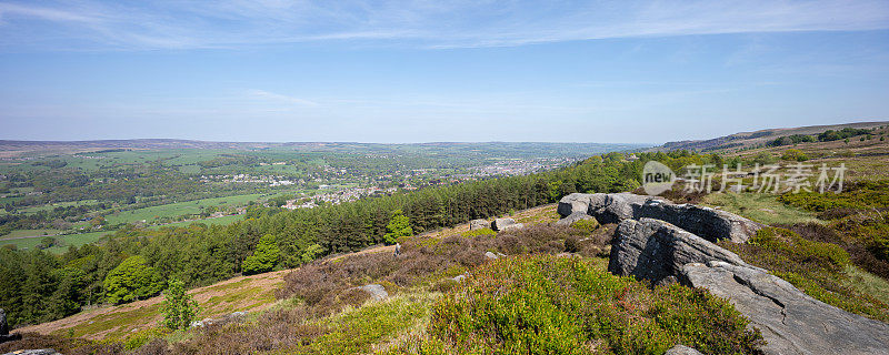 从约克郡的Ilkley moor的开阔的乡村和位于山谷的Ilkley集镇的夏季全景。